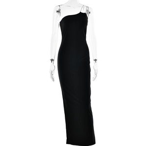 Détail de la robe longue noire à strass et une épaule en tissu extensible sur un mannequin