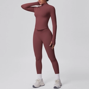 Dettaglio del set yoga con giacca a collo alto e leggings a vita alta elasticizzati