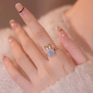 Eleganter rotierender Hasen-Ring mit Zirkonia-Steinen auf vergoldetem Band für Damen