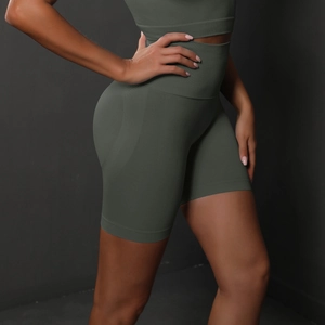 Détail du short de yoga sans couture vert olive foncé avec taille haute et texture côtelée