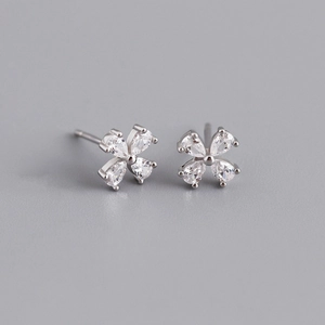 Detailed view of S925 sterling silver four-leaf clover earrings with pear-cut zirconias