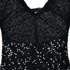 Macro dello scollo a V in pizzo nero con dettagli di paillettes argentate scintillanti