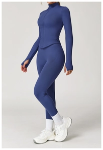 Détail du tissu en tricot d'ensemble de yoga sans couture avec passants de pouces et zip