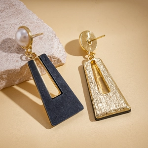 Détails de boucles d'oreilles carrées dorées avec texture martelée et insert en acrylique