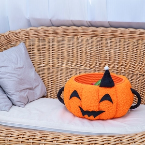 Oranger Kürbis-Plüschkorb mit schwarzem Hexenhut-Deckel für Halloween-Aufbewahrung