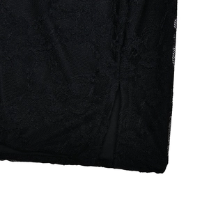 Detaillierte Makroansicht von schwarzem Spitzenstoff mit Blumenmuster und transparenter Textur
