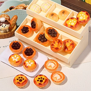 Miniatures de pains en résine incluant des brioches à l'ananas et des tartes aux œufs