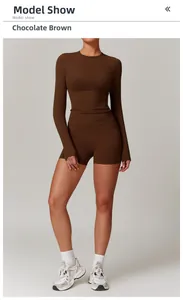 Ensemble de yoga deux pièces marron chocolat avec haut à manches longues et short moulant
