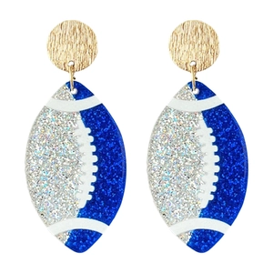 Dettaglio di orecchini da football americano in acrilico glitterato blu e argento