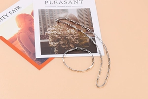 Vue détaillée de l'ensemble collier et bracelet en maille trombone argentée