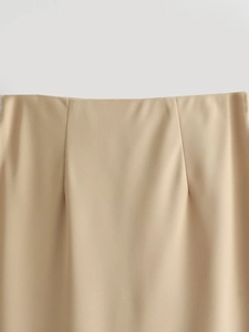 Vue macro de la taille d'une jupe kaki avec pinces professionnelles et détail du tissu sergé