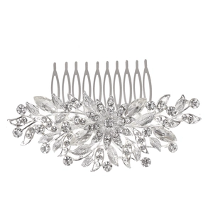 Dettaglio del pettine per capelli da sposa argento con strass a farfalla e foglia