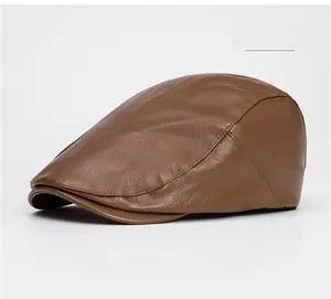 Dettaglio del berretto in pelle PU kaki con texture a grana e cuciture rifinite