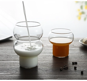 Set di bicchieri a forma di zucca con latte e succo su tavolo in legno scuro