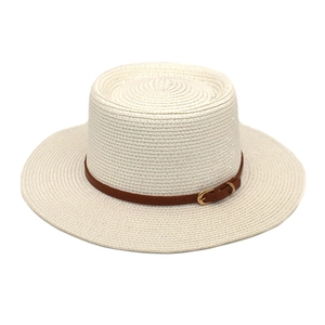 Detailansicht eines eleganten cremefarbenen Strohhutes mit braunem Lederband.