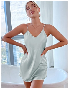 Détail d'une nuisette en satin bleu clair avec fines bretelles et décolleté en V