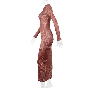 Détail de l'imprimé marbre brun-rouge sur une robe longue moulante à manches longues