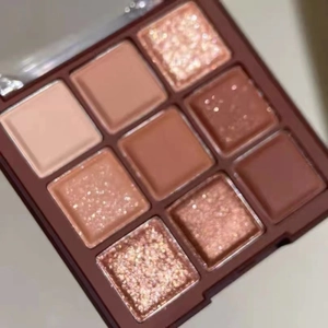Negenkleurig chocolade oogschaduwpalet met matte en glanzende tinten voor natuurlijke make-up