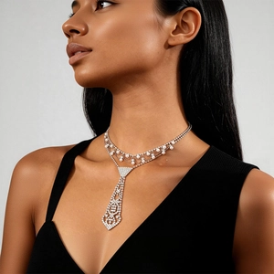 Détails du collier argenté multicouche avec strass et pendentif perle en forme de cravate