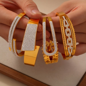 Bracelets géométriques en acier au titane plaqué or avec strass en quatre modèles divers