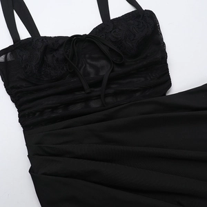 Dettaglio in pizzo nero e tessuto mesh con lacci al collo e vita a pieghe chic