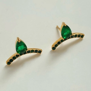 Boucles d'oreilles dorées avec zircons verts en forme de poire et accents foncés