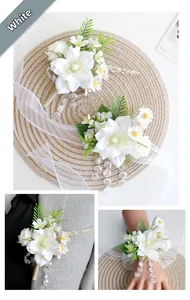 Détail du corsage et du bracelet de fleurs blanches artificielles avec perles