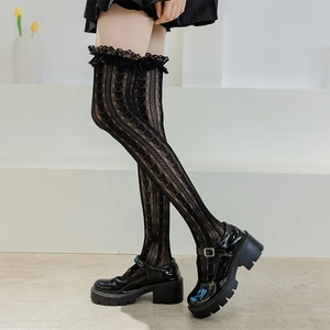 Schwarze Overknee-Socken aus hohl aussehender Spitze im Lolita-Stil mit Plateau-Schuhen