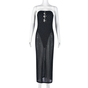 Détail de robe bustier noire avec paillettes et jupe en tulle transparent