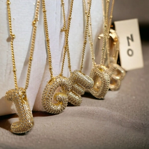Collier classique en cuivre plaqué or 18 carats avec pendentifs lettres en oxydes de zirconium