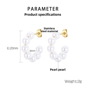 Detail of C-shaped 18K gold titanium steel earrings with white pearls and dimensions
