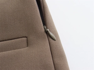 Detail eines verdeckten Reißverschlusses und Nähte auf braunem Anzugstoff
