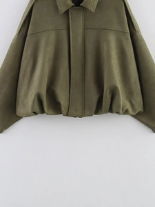 Détail de la veste en suédine vert olive montrant la texture et la taille élastiquée