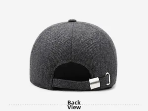 Détail de l'arrière d'une casquette d'hiver gris foncé avec boucle de réglage en métal