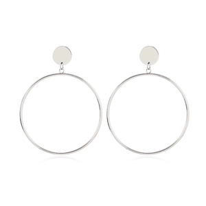 Vue détaillée des boucles d'oreilles créoles géométriques argentées au fini poli brillant
