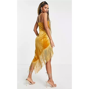 Robe licou élégante en velours doré avec ourlet à franges asymétriques chic