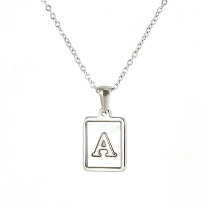 Détail du pendentif argenté lettre A avec incrustation en nacre sur une chaîne fine