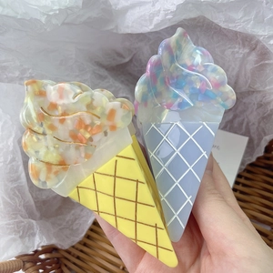 Pinces à cheveux en forme de glace en acétate jaune et violet avec texture de cornet