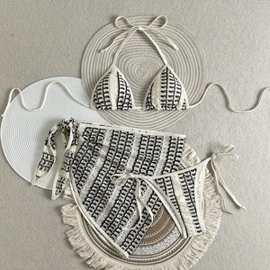 Détail d'un ensemble bikini crochet 3 pièces avec jupe en résille motif bohème