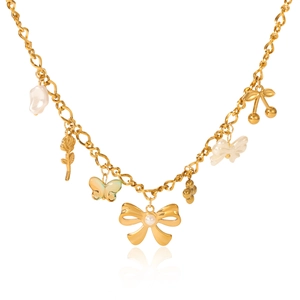 Détails du collier doré avec pendentifs papillon, rose et charms cerise