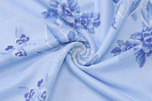 Detail des blauen floralen Netzgewebes mit weicher Faltenstruktur und atmungsaktivem Netzstoff