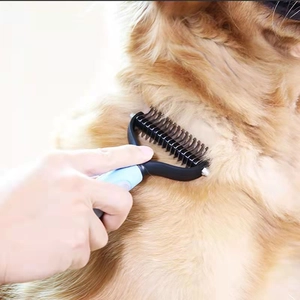 Nahaufnahme der Tier-Entfilzungsharke mit blauem Griff beim Kämmen von Hundefell