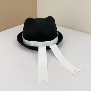 Schwarzer Wollfilz-Bowler mit Katzenohren im japanischen Stil und weißem Banddetail