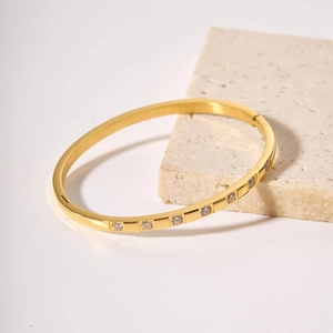 Elegant 18k gold plated stainless steel bangle with white zircon inlays on stone