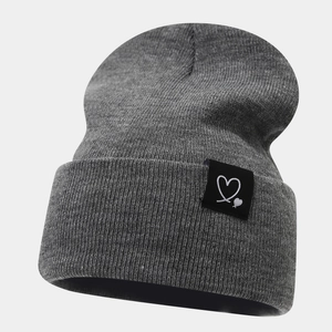 Bonnet en maille gris foncé pour l'hiver avec broderie double cœur et revers chaud