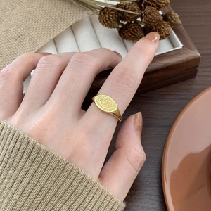 Vintage 925 sterling silver oval signet ring with sunburst engraving on a female hand