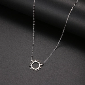 Collier avec pendentif soleil en argent minimaliste et design de rayons en acier poli
