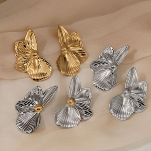 Boucles d'oreilles élégantes en acier 316L forme fleur finitions or et argent