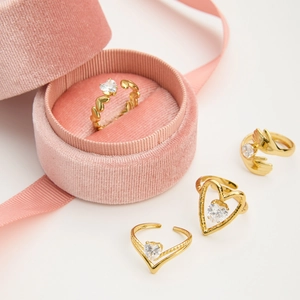 Detail of adjustable 18K gold plated heart rings with white zircon on pink velvet box