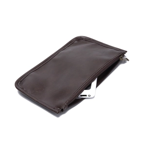 Détail du sac fourre-tout vintage en similicuir marron foncé avec poche et fermeture